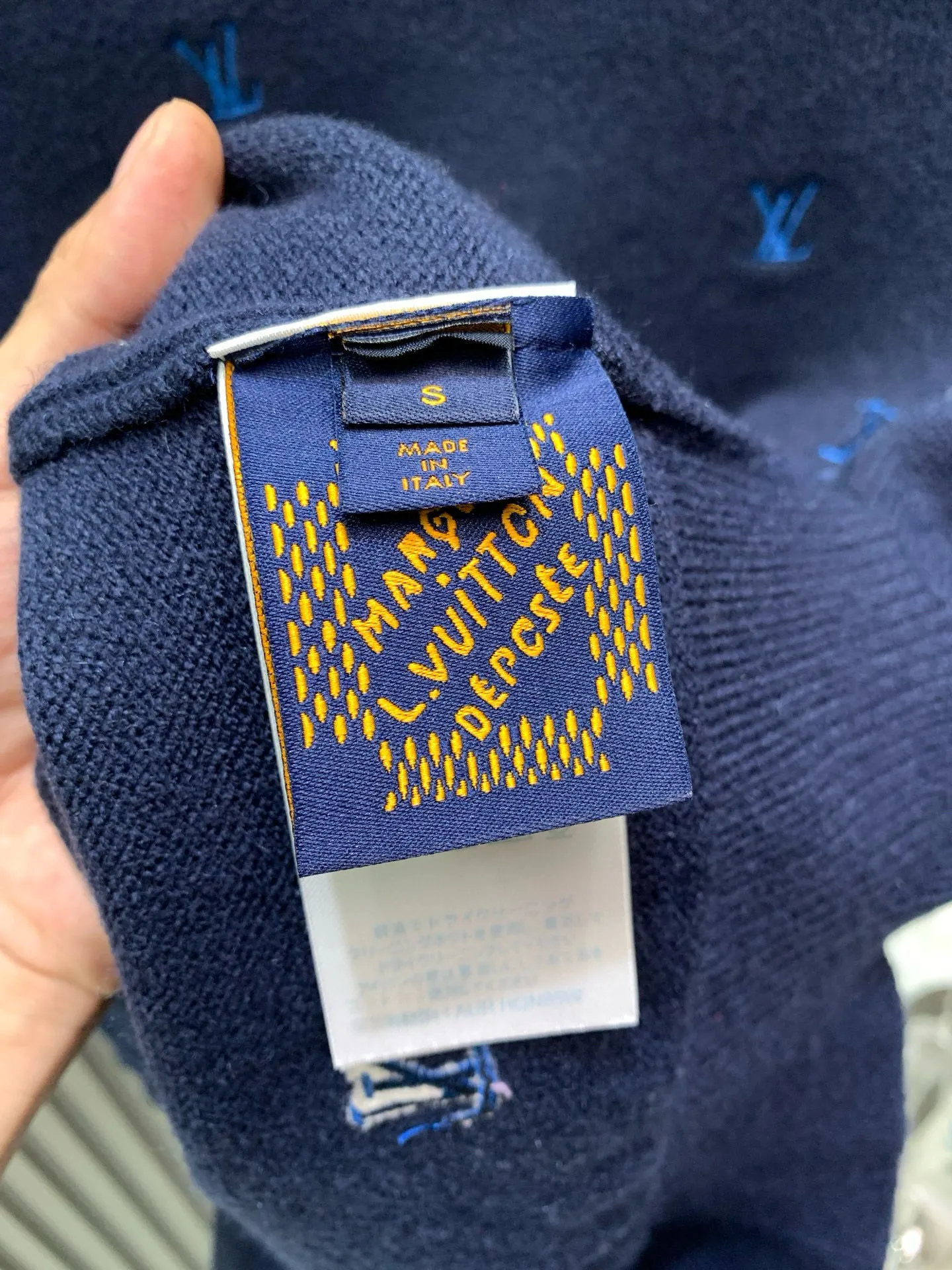 🅿️400 🀄️ Louis Vuitton 1*v full logo small embroidered round neck sweater. Originally purchased after 15,000. Fei Dong co-branded series. Fixed color and dyed sheep wool material. 7S special custom weaving and dyeing yarn. Hanging wool tissue piece. Made of sheep wool material knitted piece. The texture of the fabric is clear and rich. The whole piece is made with full embroidery technology. There are about 168 small embroideries. The embroidery uses fixed-dyed matte embroidery thread on the board and the stitch embroidery process. The pattern is embroidered with thousands of Tajima machine needles. The fine stitching method is dense and ultra-high density without revealing white. The pattern is clear and the lines and three-dimensional sense are strong to enrich the overall picture space. Special cotton wool material is washed and treated. The elastic fiber of sheep wool gives the fabric a high degree of resilience, allowing the clothes to maintain a lasting freshness and durability. Due to its fiber structure and special scale structure, sheep wool also has excellent warmth retention properties and anti-wrinkle properties. Keeps you warm and looks stylish
